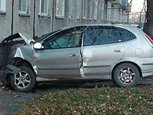 В Хакасии водитель легкового автомобиля протаранил жилой дом
