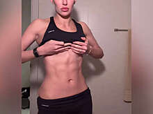 Девушка рэпера Тимати Валентина снялась в майке спустя полгода после родов