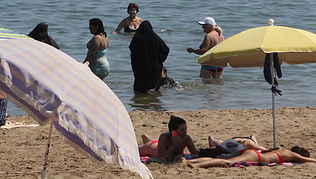 Жительницы Алжира в знак протеста вышли на пляж в бикини