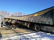Фура опрокинулась и раздавила "Приору" на трассе М5 в Самарской области
