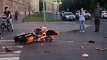 Последствия жесткого столкновения мотоциклистов в Петербурге попали на видео