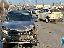 В Сызрани столкнулись Nissan и Lada Granta, пострадала девушка