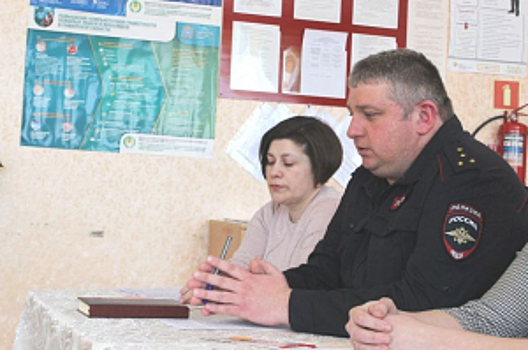 Полицейские в Самарской области совместно с представителем общественного совета провели профилактическую беседу с пожилыми гражданами