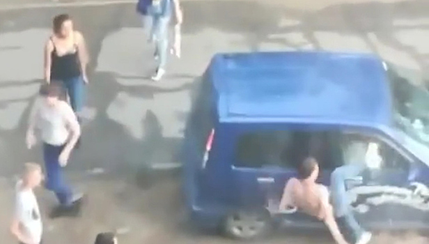 "У меня папа полиционер, вот посмотрим, как будет": подростки напали на беременную женщину и разбили автомобиль