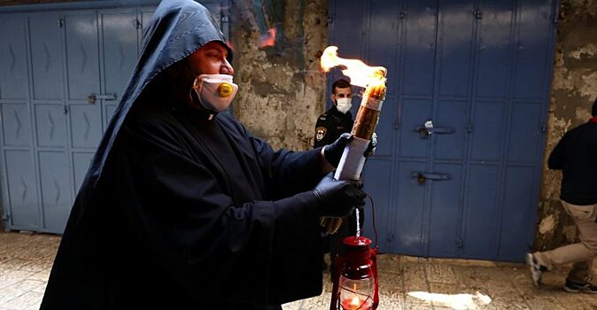 Политолог представил реальность, где Киев отказывается от Благодатного огня ради масок