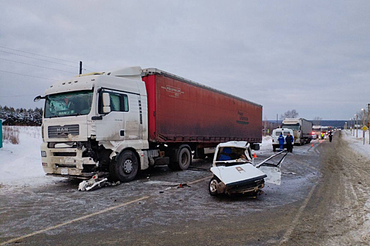 Три человека погибли в лобовом столкновении "Оки" с фурой под Красноярском