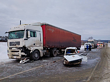Три человека погибли в лобовом столкновении "Оки" с фурой под Красноярском