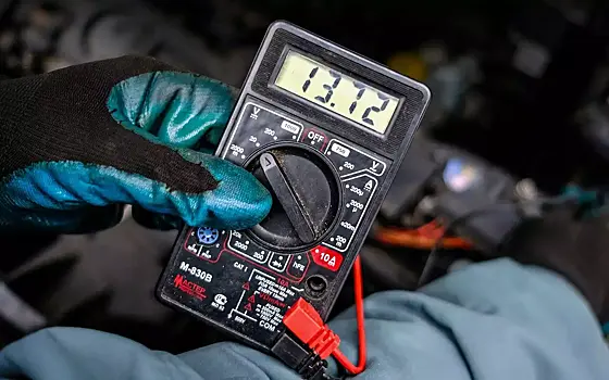 Что будет, если зарядить аккумулятор, не отключая его от машины?