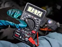 Что будет, если зарядить аккумулятор, не отключая его от машины?