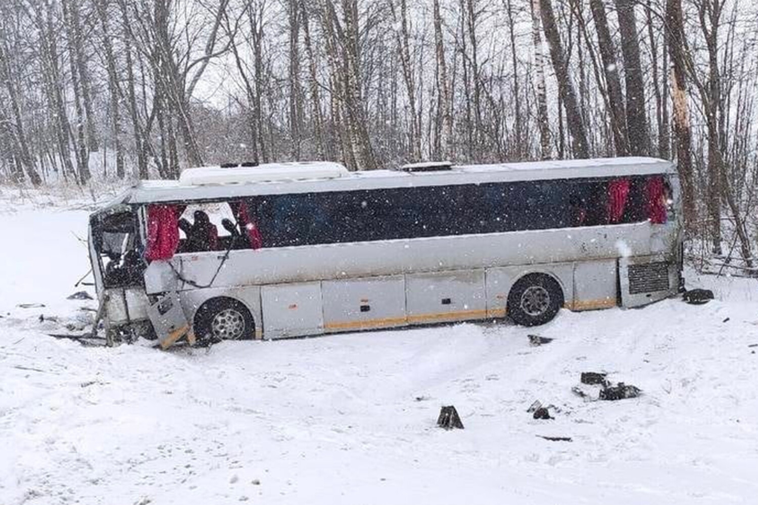 Очевидец смертельного ДТП под Брянском рассказал, что пассажиры автобуса вылетели под колеса фуры