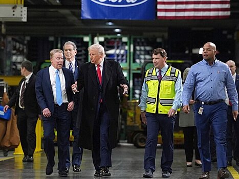 Американцы собрали 800 тыс долларов мужчине, которому Трамп показал средний палец