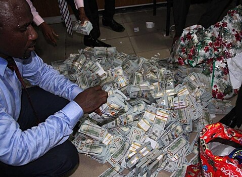 В Нигерии найден дом, набитый пачками долларов