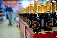 Россияне не собираются отказываться от шампанского на Новый год
