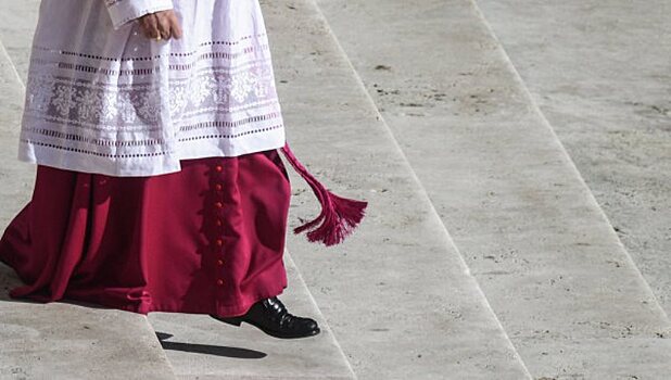 Филиппинский священник провёл мессу  на ховерборде