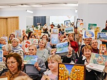 Подарить тепло тем, кто в нём нуждается. Долголеты передали картины благотворительному фонду