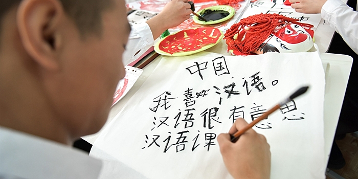 Празднование Нового года по китайскому лунному календарю в одной из школ Бишкека