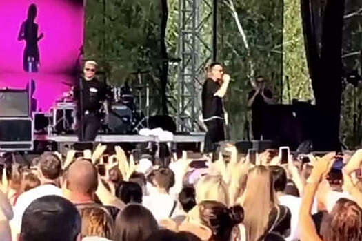 "Подъем": группа Boney M спела в деревне России на фоне атаки дронов