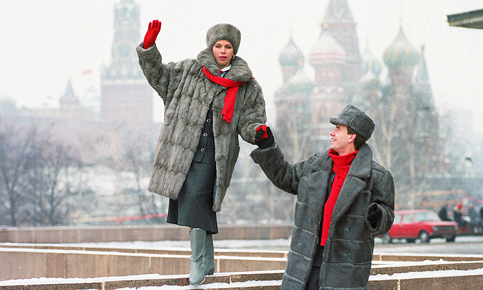 Советские граждане, как и их потомки, мечтали о самых разных вещах, на покупку которых были готовы тратить баснословные по меркам того времени деньги. Средняя зарплата в 80-х годах в СССР составляла 200 рублей.  Какие вещи ценились в Советском Союзе в галерее «Рамблера». 