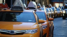 Заставивших пассажирок умываться зеленкой водителей уволили из такси