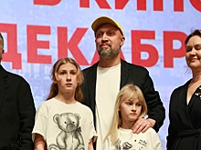 Младшая дочь актера Гоши Куценко появилась в Ярославле с загипсованной рукой