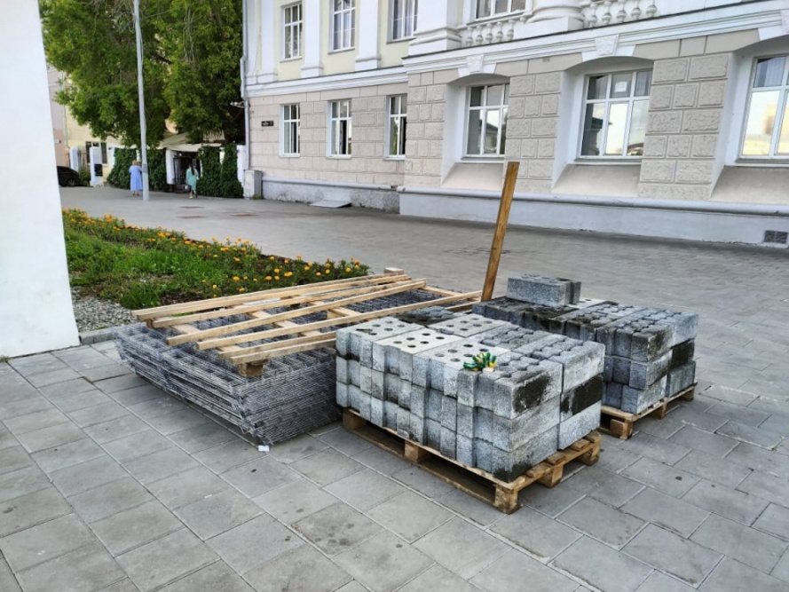 В Екатеринбурге стартовала замена разрушенной плитки в Историческом сквере