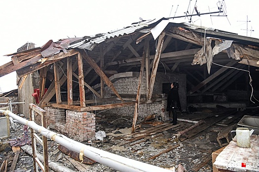«А воз и ныне там»: неделю жители хрущевки, на которую упала стена долгостроя, ждут ремонта крыши