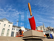 У Дома культуры "ГЭС-2" поставили увеличенную "Садовую лопатку"