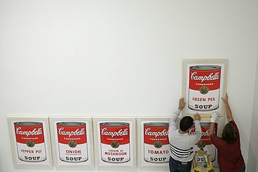 Экоактивисты попытались испортить картины Уорхола «Банки с супом Кэмпбелл»