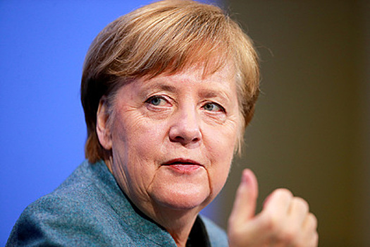 Меркель привилась вызывающей тромбы вакциной