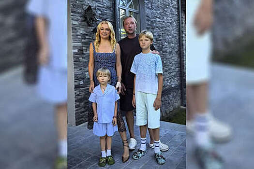 Продюсер Рудковская снялась с мужем Плющенко и сыновьями в загородном доме