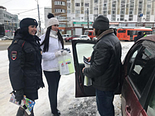 «Женский патруль» поздравил нижегородских водителей