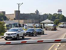 На границе Эстонии развернули первое авто с российскими номерами