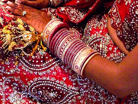 Свадебный микроавтобус рухнул в ущелье в Индии