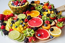 Нутрициолог Белоусова развеяла миф о вреде фруктов, съеденных натощак
