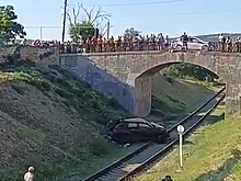 В Крыму екатеринбургские туристы на Porsche вылетели с моста