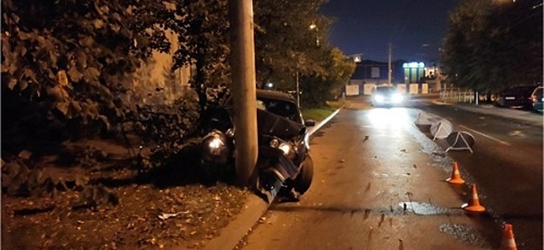 На Громовой BMW с пьяным водителем врезался в световую опору