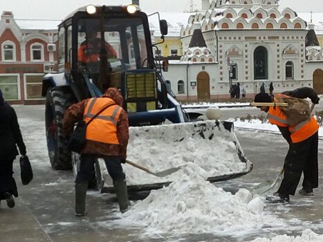 В Саратове ночью на уборке снега работали 102 машины