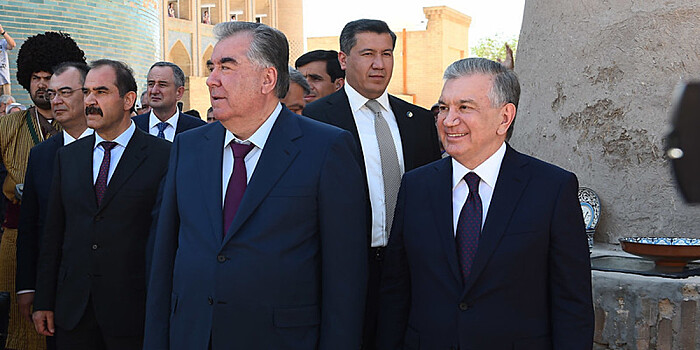 Рахмон и Мирзиеев посетили промышленные объекты Узбекистана: завод по производству спецтехники и ковроткацкое предприятие