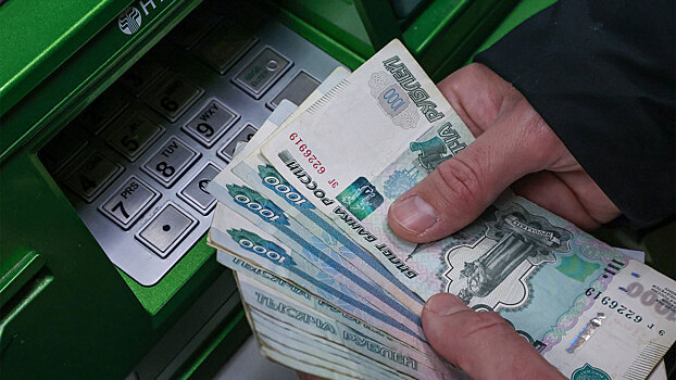 Эксперты призвали россиян снять наличные с карточек перед праздниками