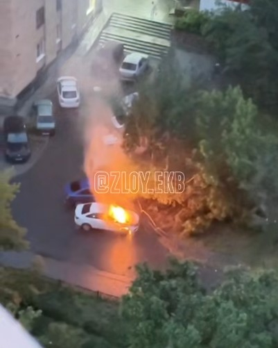 Неизвестные подожгли авто рядом с екатеринбургским общежитием