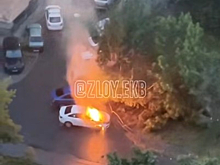 Неизвестные подожгли авто рядом с екатеринбургским общежитием
