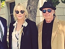 «Моя жена!» 72-летний рокер Нил Янг подтвердил слухи о свадьбе со звездой фильма «Убить Билла»