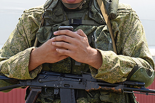 Российский офицер взял на службу смартфон и получил строгий выговор