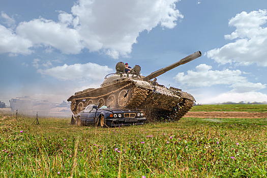 Видео: «Семерку» BMW переехал танк. Что от неё осталось?