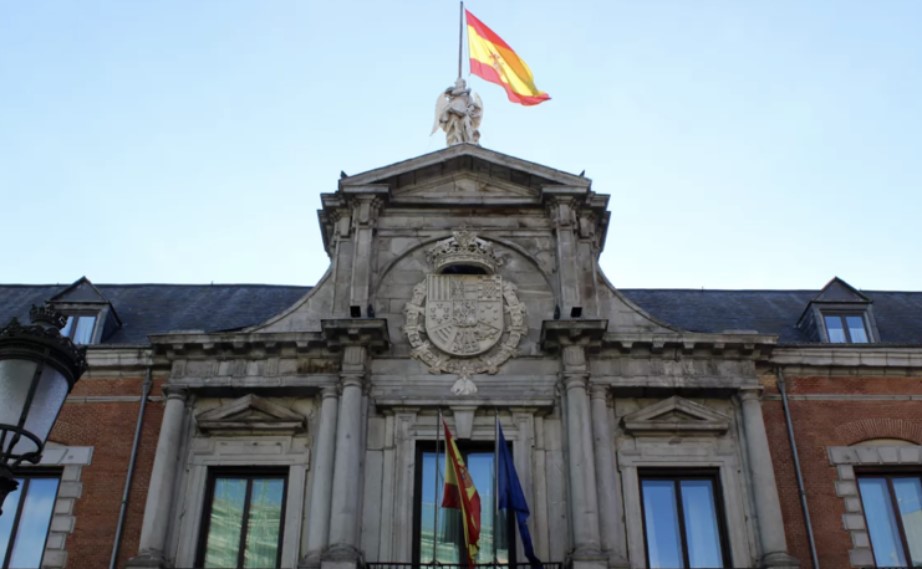 МИД Испании: Мадрид поддержит любое решение МУС о выдаче ордеров на арест