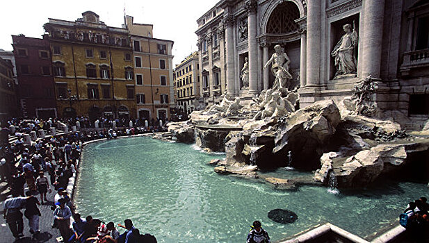 В Риме запретили есть, сидеть и залезать на исторические фонтаны