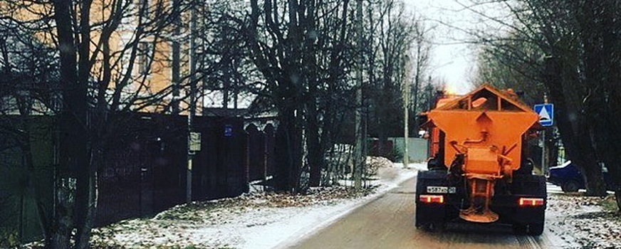 В Лобне дороги обрабатывают специальной пескосоляной смесью