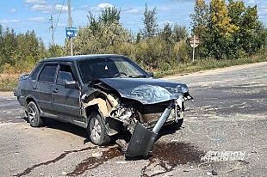 В столкновении двух ВАЗов под Ершовом пострадали 2 человека