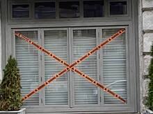 Китайский супермаркет закрыли на карантин из-за COVID-19 вместе с покупателями