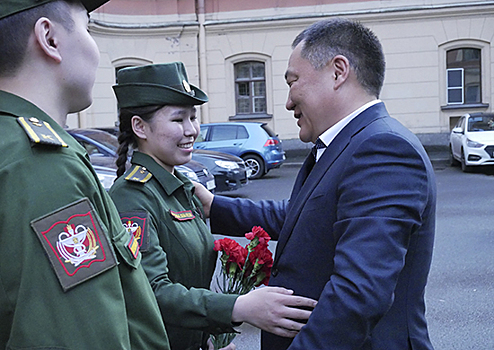 Глава республики Тыва навестил подростка, находящегося на лечении в Военно-медицинской академии